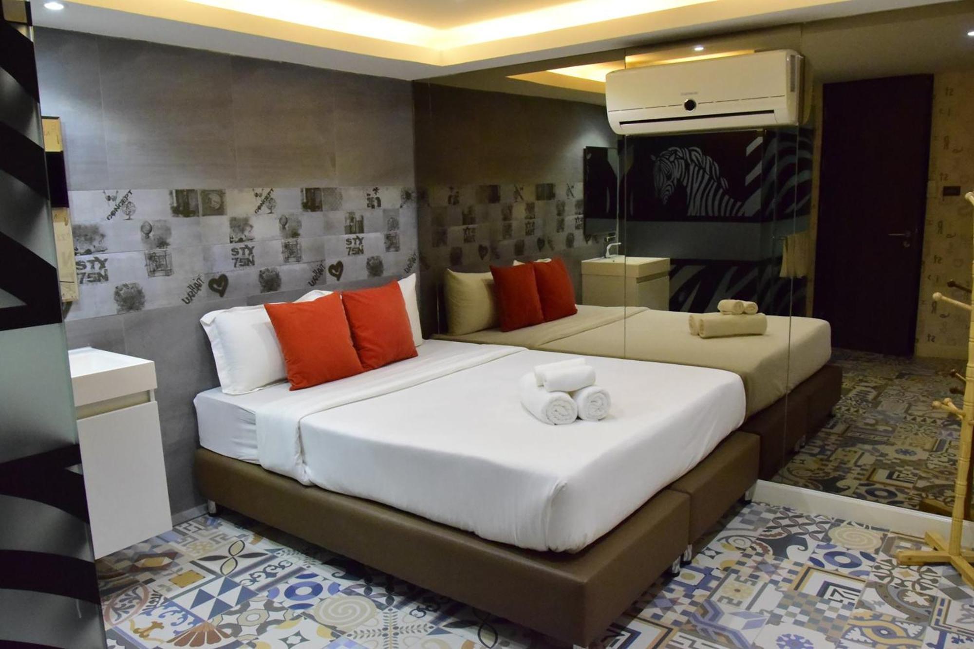 Double Five Hostel Bangkok Exterior photo
