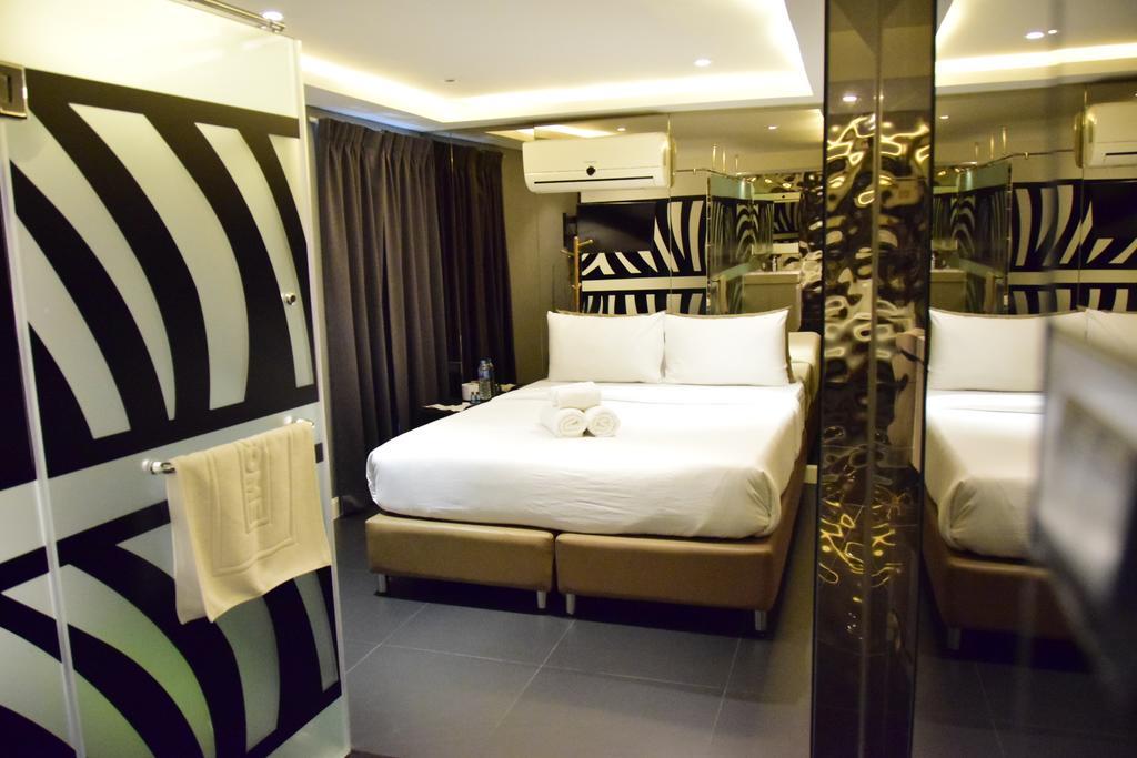 Double Five Hostel Bangkok Exterior photo